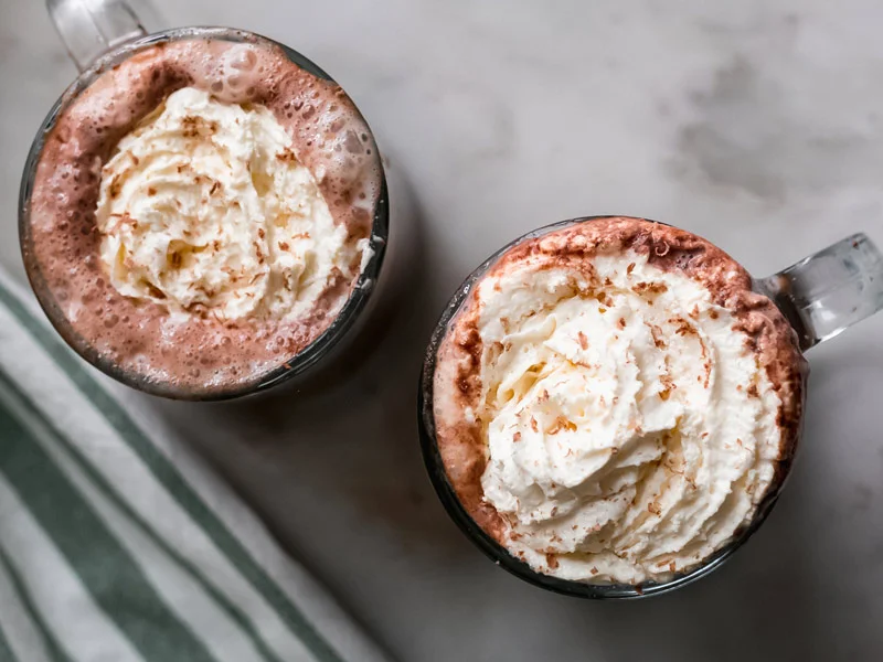 Come preparare la cioccolata calda alla crema di lamponi fatta in casa