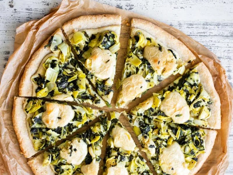 Come preparare una pizza speciale con spinaci e carciofi