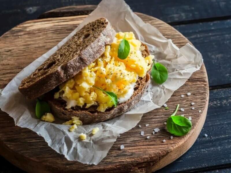 ساندویچ تخم مرغ با نان چاودار در لیست غذای دیابتی ها
