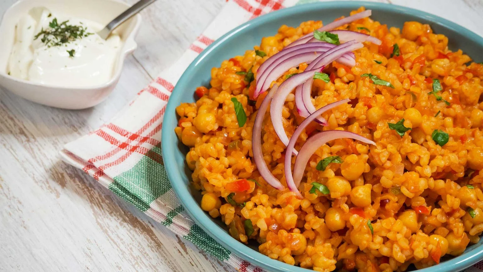 Wie man Bulgurreis mit Kichererbsen und Tomaten zubereitet