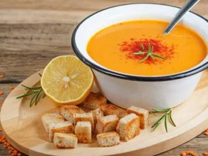 Sopa de lentejas y tomate