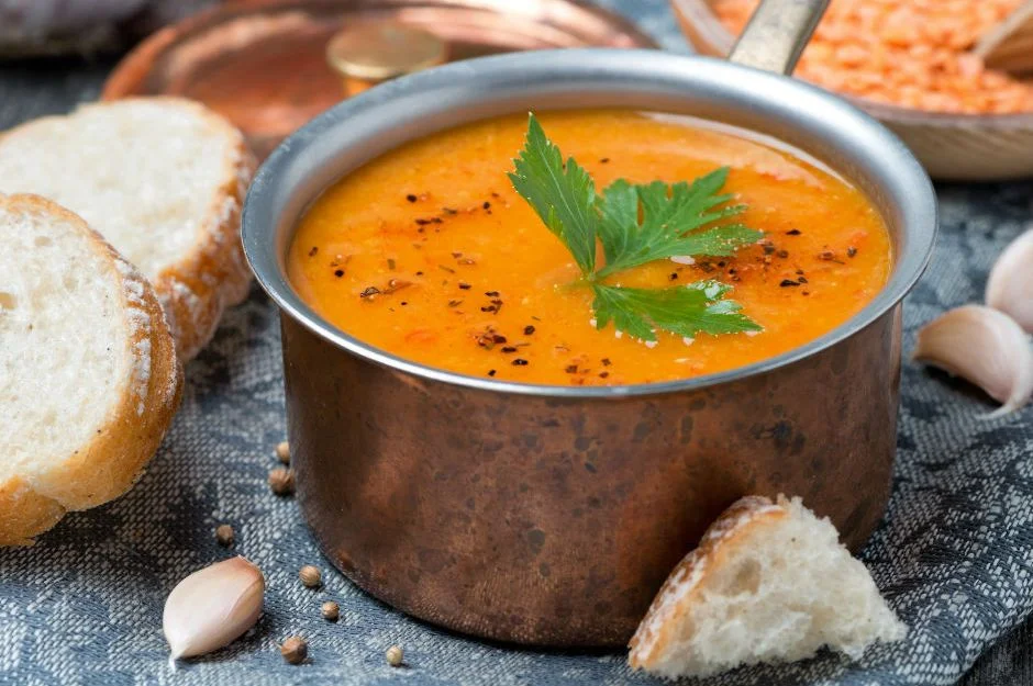 Sopa casera de lentejas y tomate para diabéticos