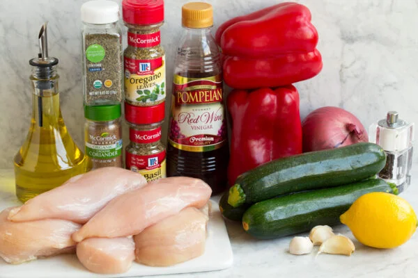 Ingredientes para pollo griego a la parrilla con salsa tzatziki