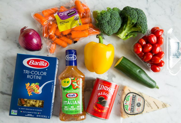 مواد لازم برای تهیه سالاد ماکارونی سبزیجات