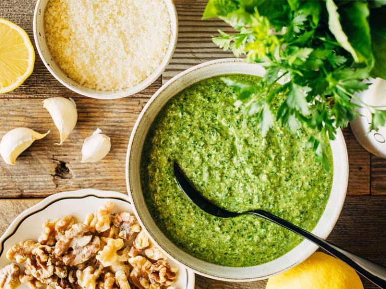 طرز تهیه سس پستو جعفری و ریحان خانگی