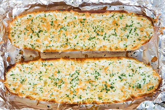 طرز تهیه نان سیر پنیری خانگی 10 عدد 2 مواد اولیه برای طرز تهیه نان سیر پنیری