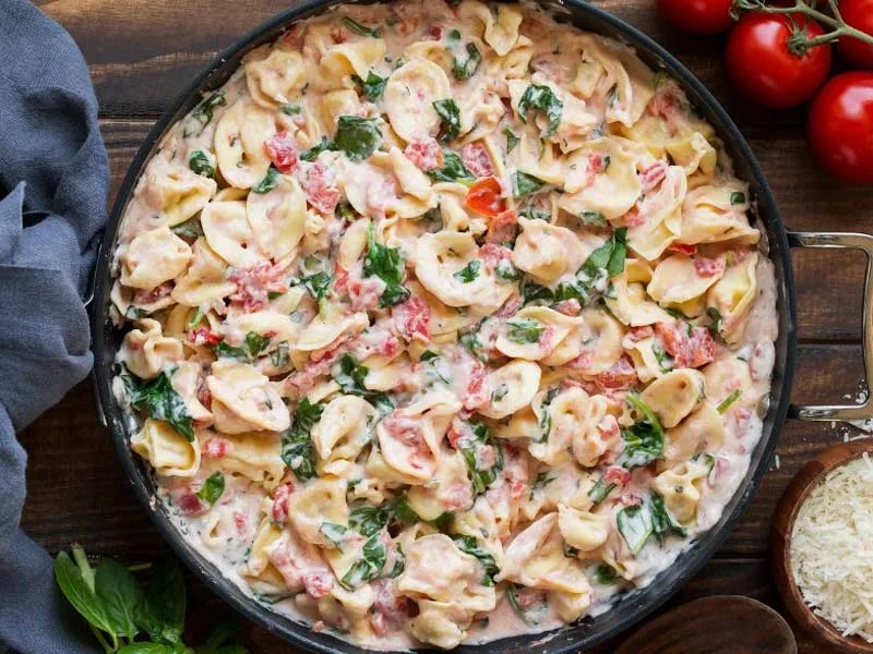 Come preparare la pasta tortellini con spinaci e pomodoro