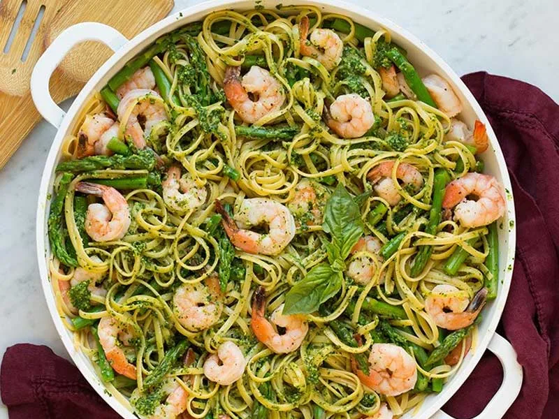 Как приготовить домашнюю пасту песто с креветками и спаржей
