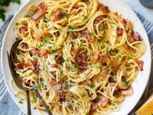 Comment préparer des pâtes carbonara italiennes