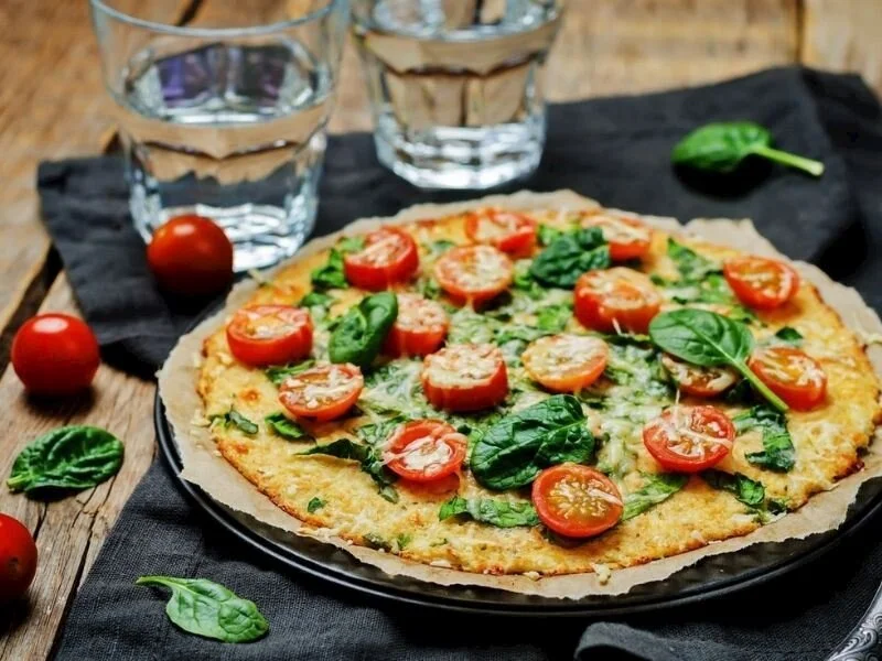 طرز تهیه پیتزا گل کلم برای بیماران دیابتی 4 نفره 1 مراحل کار در تهیه پیتزا گل کلم