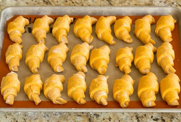 طرز تهیه کروسان کدو حلوایی خانگی 24 عدد 9 آموزش طرز تهیه کروسان کدو حلوایی مرحله 7