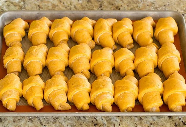 طرز تهیه کروسان کدو حلوایی خانگی 24 عدد 10 آموزش طرز تهیه کروسان کدو حلوایی مرحله 8