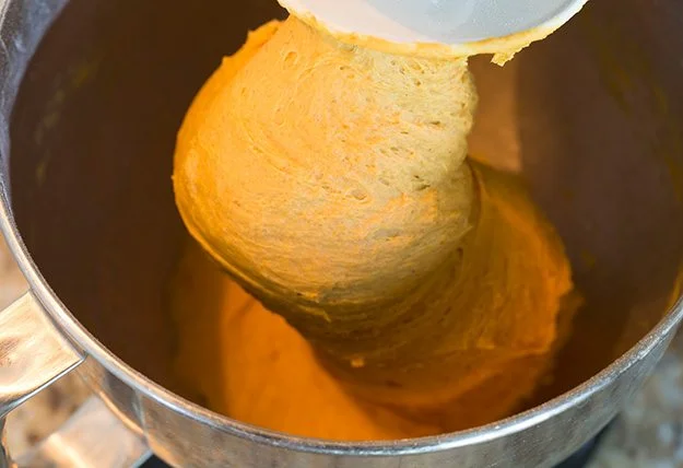 طرز تهیه کروسان کدو حلوایی خانگی 24 عدد 6 آموزش طرز تهیه کروسان کدو حلوایی مرحله 4