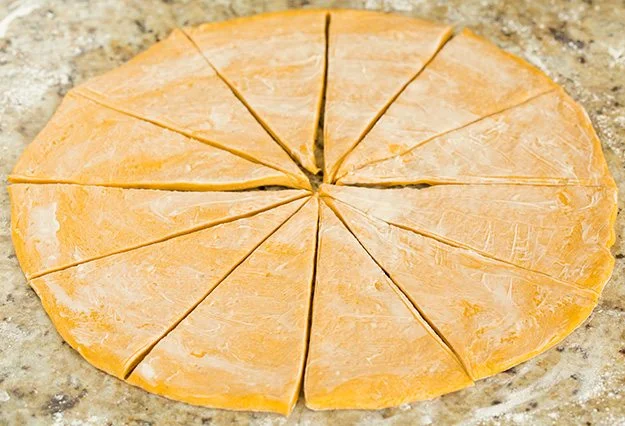 طرز تهیه کروسان کدو حلوایی خانگی 24 عدد 7 آموزش طرز تهیه کروسان کدو حلوایی مرحله 5