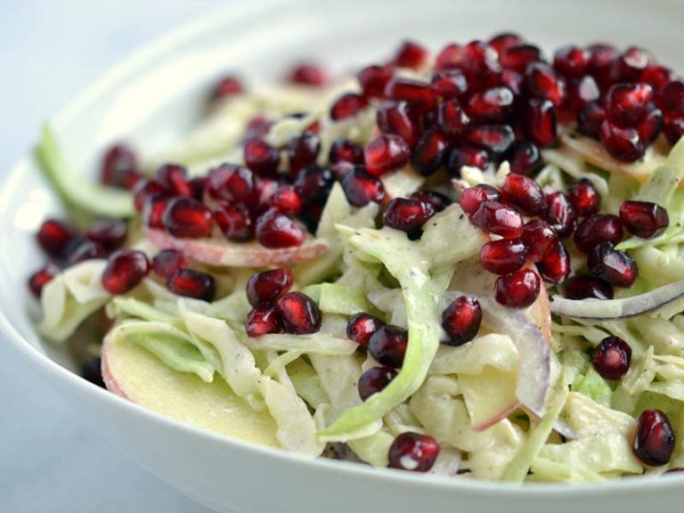 طرز تهیه سالاد انار و کلم سفید