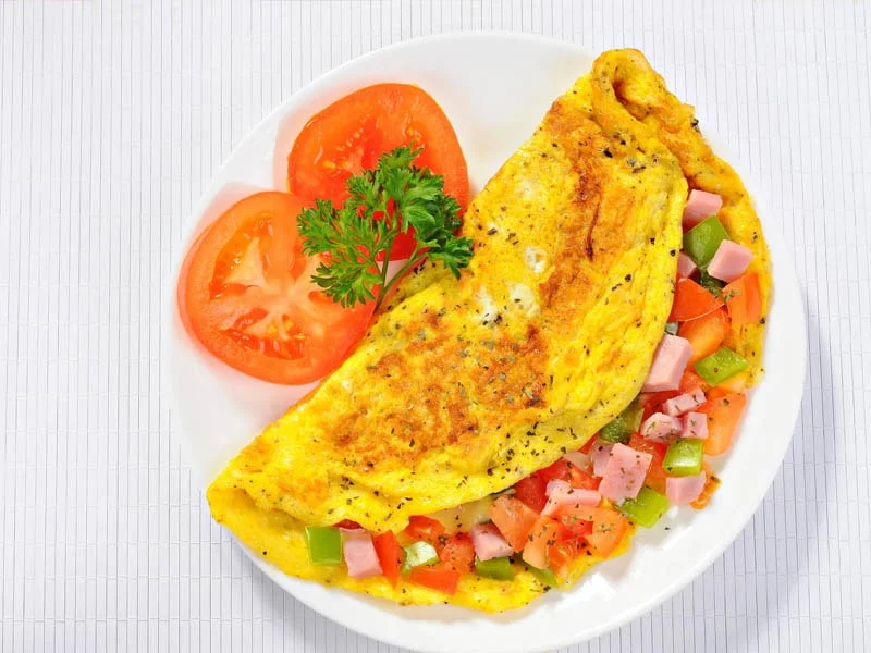 بیش از 15 صبحانه سالم و مقوی و خوشمزه 4 املت گوجه فرنگی یک صبحانه سالم