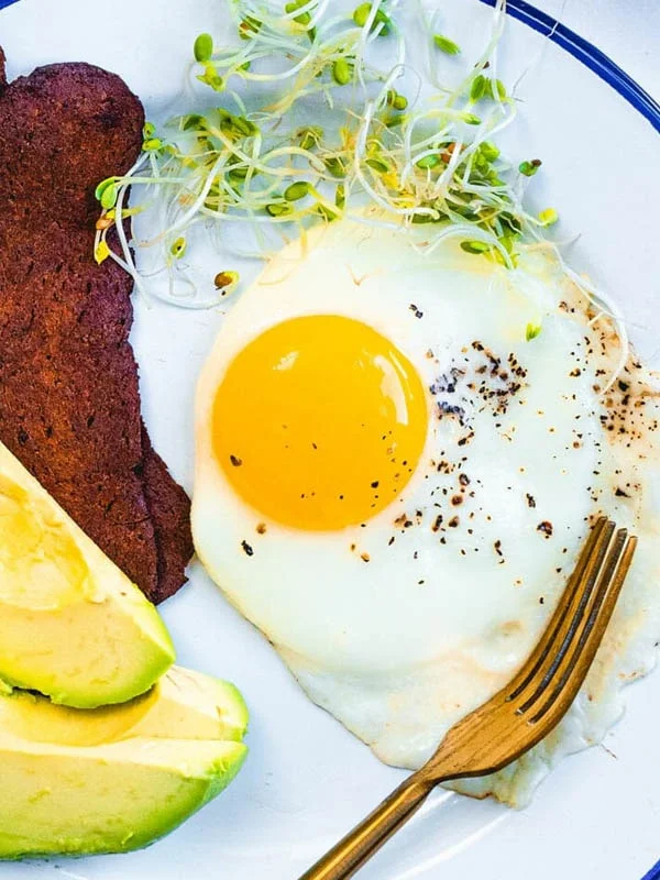 بیش از 15 صبحانه سالم و مقوی و خوشمزه 8 تخم مرغ یک صبحانه سالم