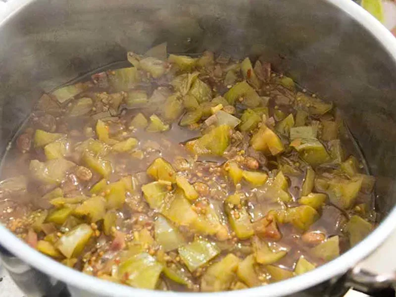 طرز تهیه ترشی گوجه فرنگی سبز 4 نفره خوشمزه 4 مواد پخته شده درون قابلمه برای ترشی گوجه فرنگی سبز