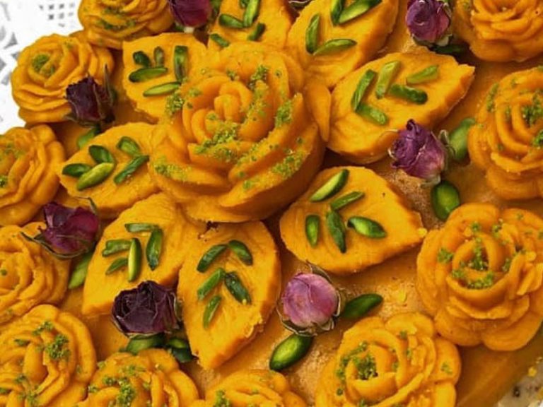 طرز تهیه حلوا مجلسی زعفرانی با آرد برای 4 نفر