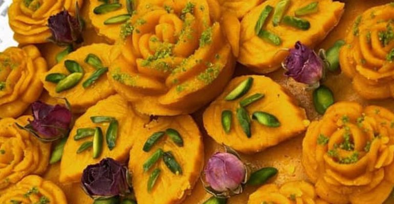 طرز تهیه حلوا مجلسی زعفرانی با آرد برای 4 نفر