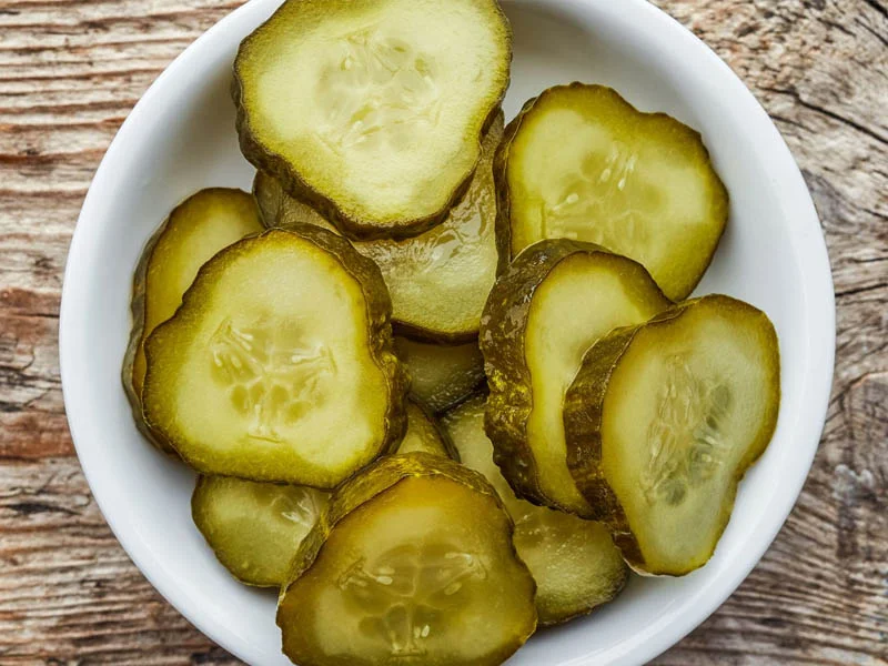 طرز تهیه خیار شور دبه ای ترد بازاری خانگی با 3 روش 4 شور 01