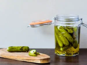 طرز تهیه خیار شور دبه ای ترد بازاری خانگی با 3 روش 5 شور 04