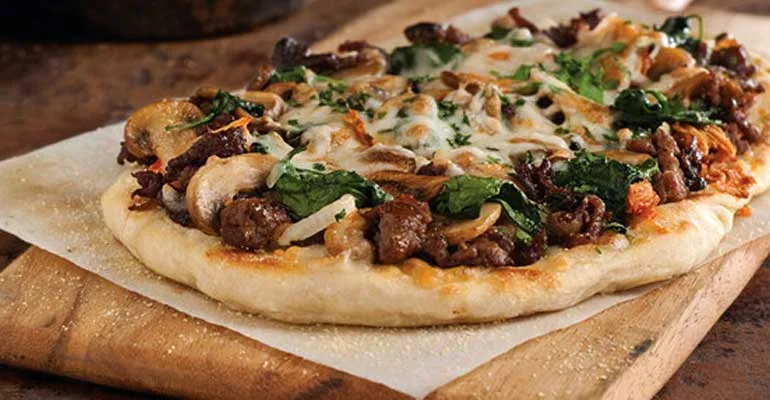 Come preparare una deliziosa pizza con funghi e carne per 1 persona