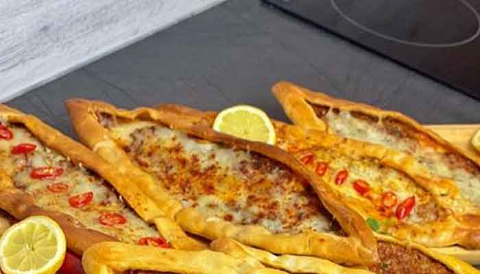 El pide turco está listo.