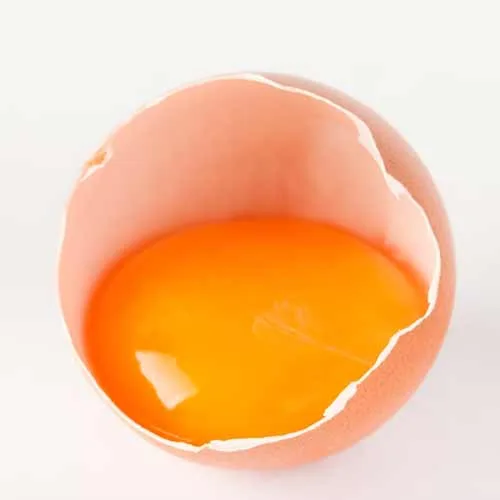 Schritte zum Aufschlagen eines Eis