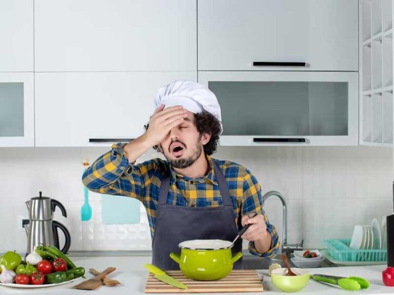 رفع بوی سوختگی از غذا با 10 روش طبیعی و ساده