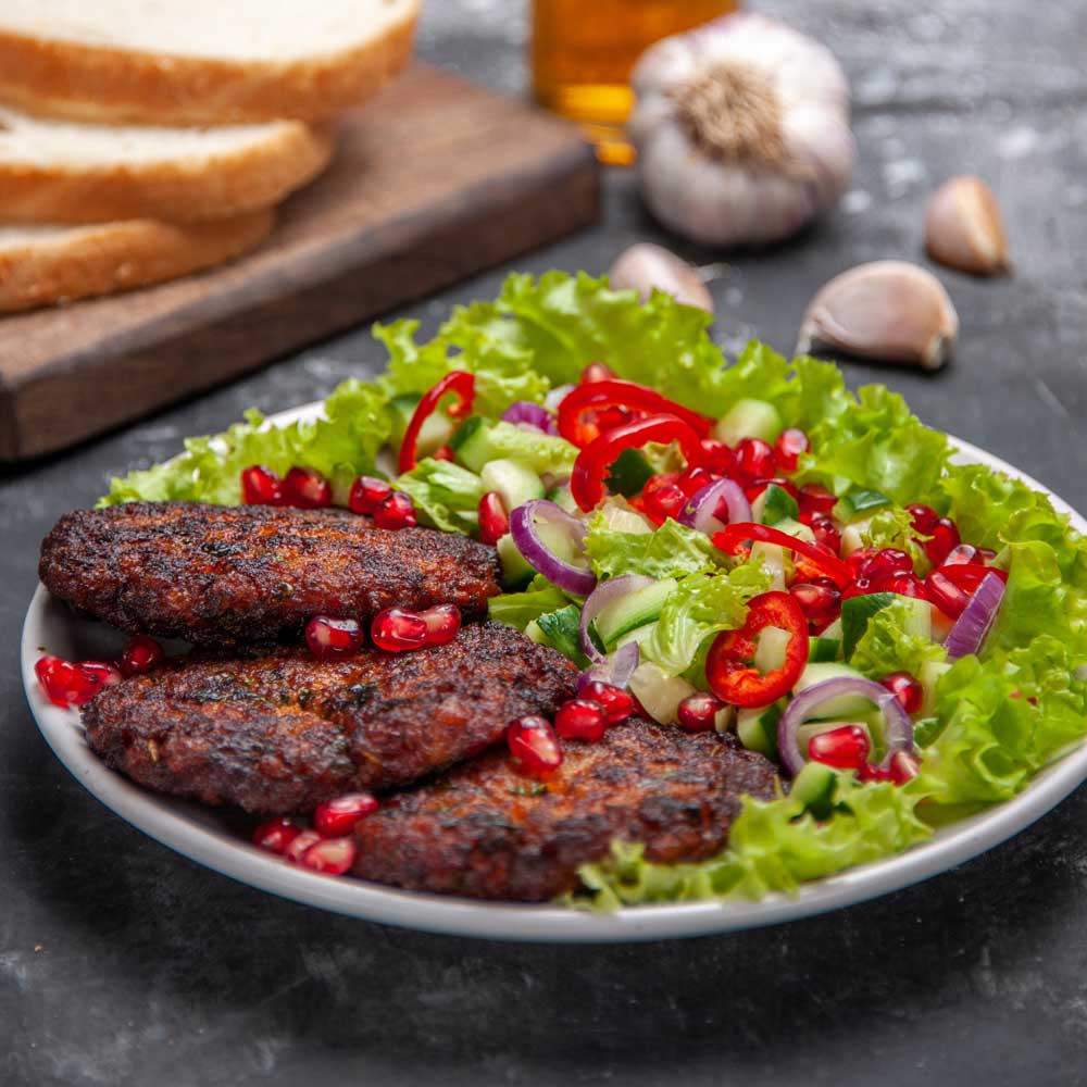 طرز تهیه کتلت با گوشت چرخ کرده خوشمزه 4 نفره 3 کتلت خانگی خوشمزه آماده سرو کردن