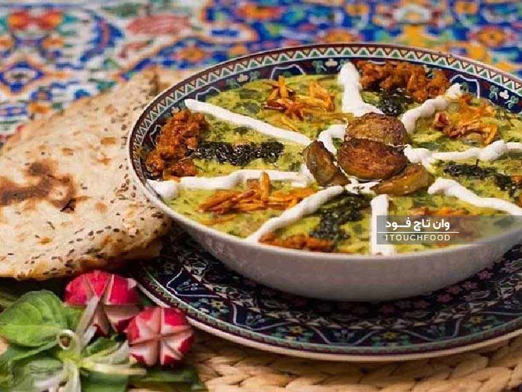 Wie man eine köstliche und schmackhafte Qalamkar-Schale-Suppe mit Truthahn zubereitet