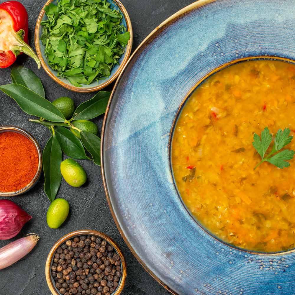 سوپ خوش‌عطر با سبزی های معطر تازه و طبیعی