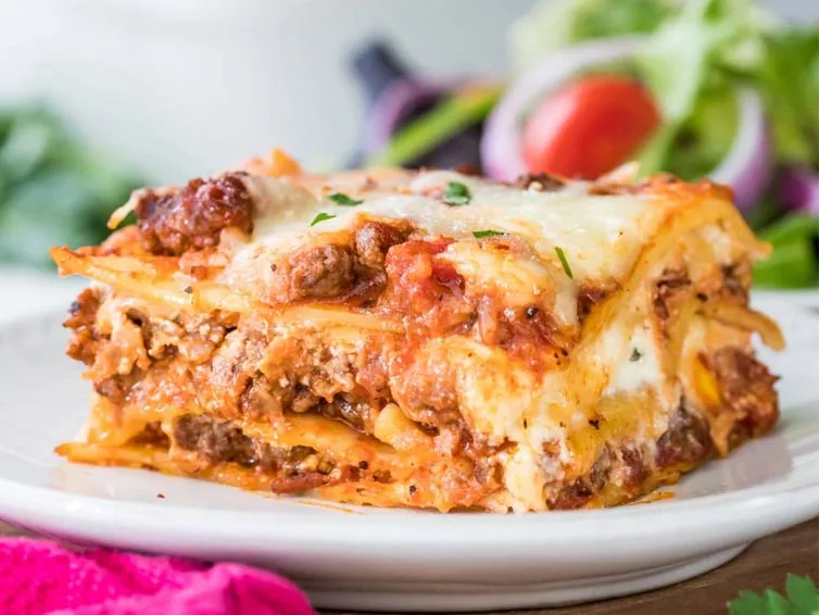 Чӣ тавр тайёр кардани чошнии lasagna: таъми болаззат ва болаззат аз Италия