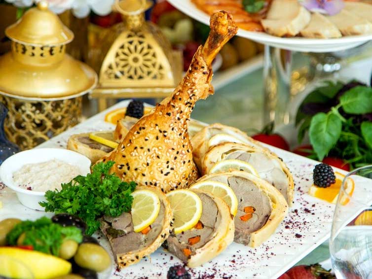 چی بپزم برای مهمانی؟ راهنمای انتخاب غذا برای مهمانی ایرانی