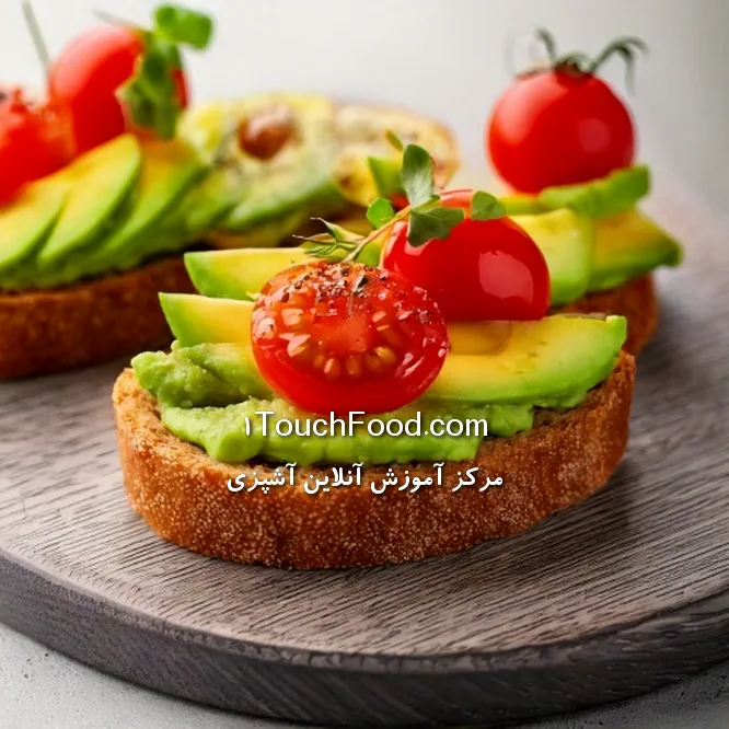نان تست آووکادو و گوجه‌فرنگی مینیاتوری