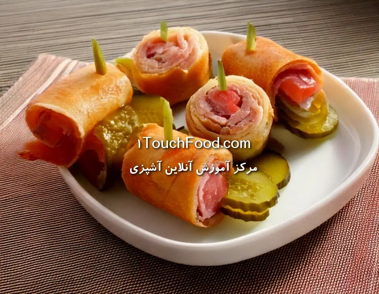 فینگرفود رول کالباس و خیارشور